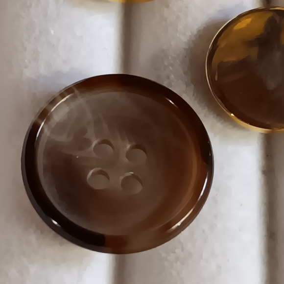 Foreman & Clark Gold Blazer Buttons 12 6-Large 6-Small + 1 Large Plastic - Picture 4 of 4